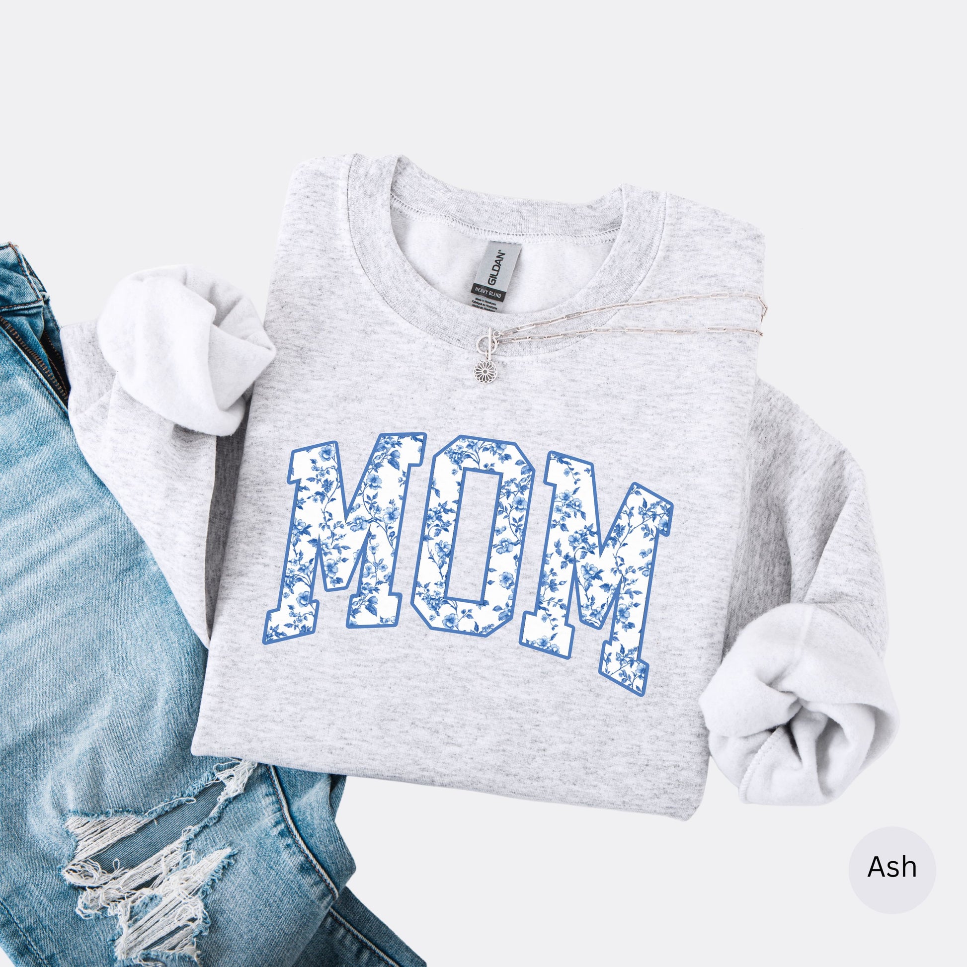 Crewneck sweatshirt with floral MOM lettering on the front and personalized names on the sleeve, ash