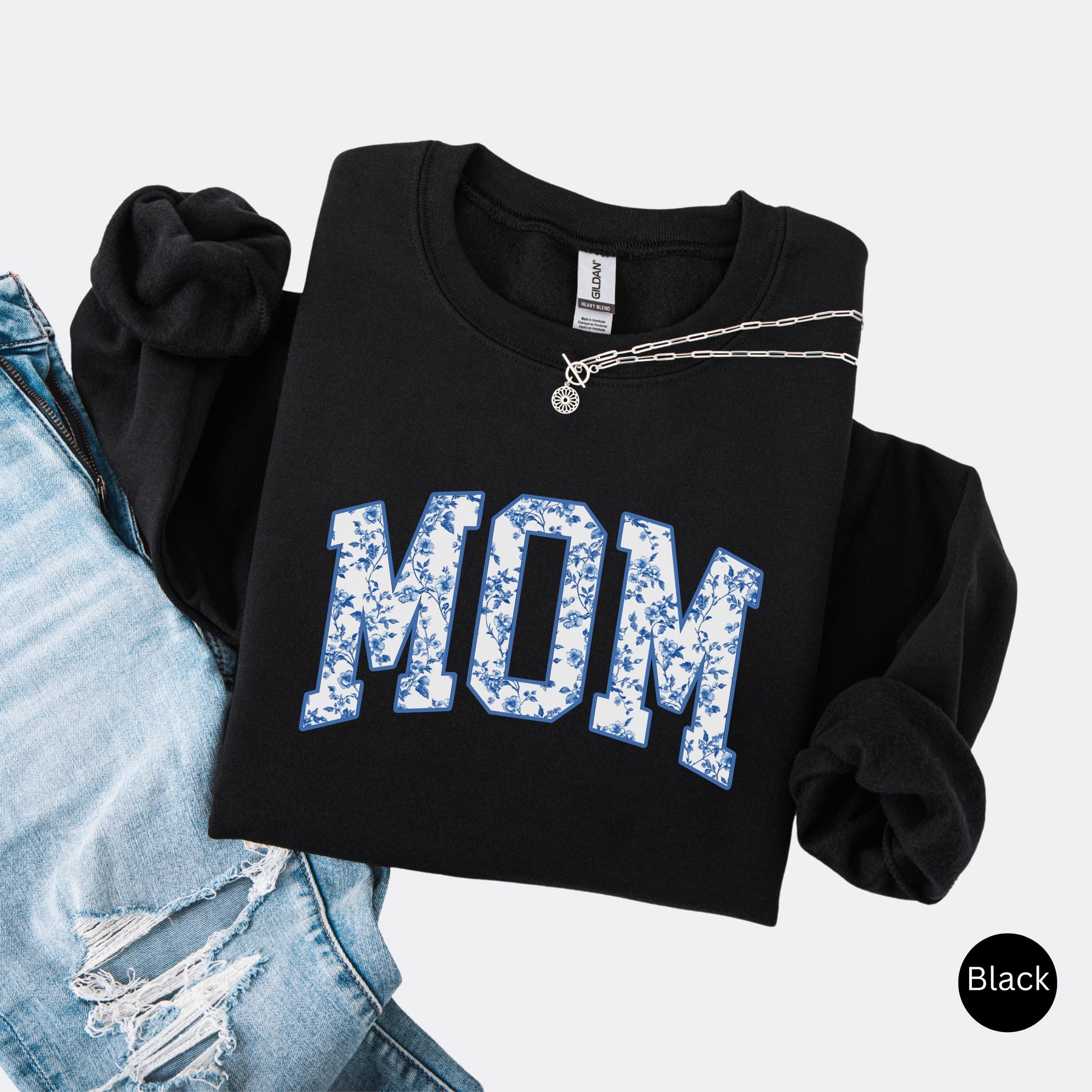 Crewneck sweatshirt with floral MOM lettering on the front and personalized names on the sleeve, black