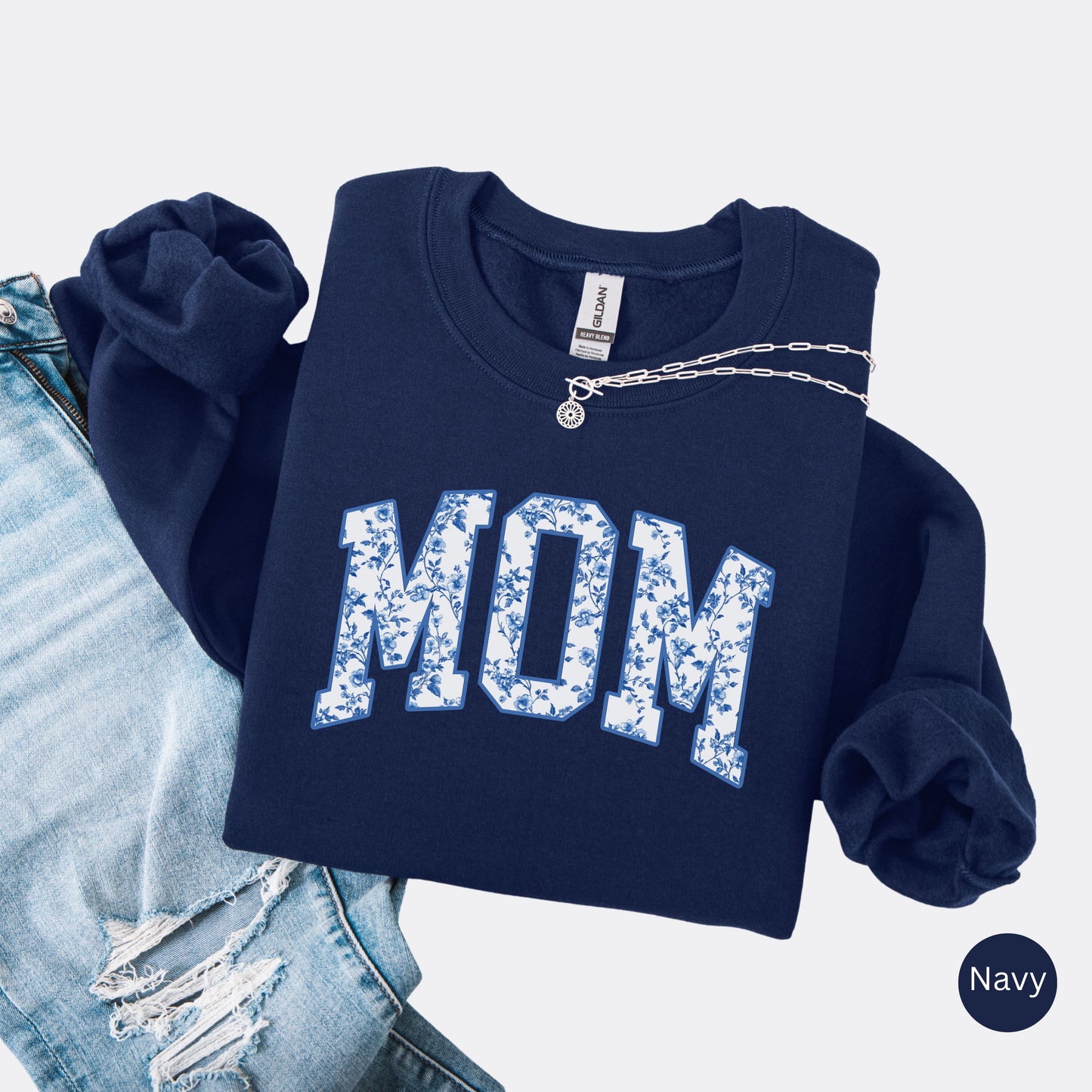 Crewneck sweatshirt with floral MOM lettering on the front and personalized names on the sleeve, navy